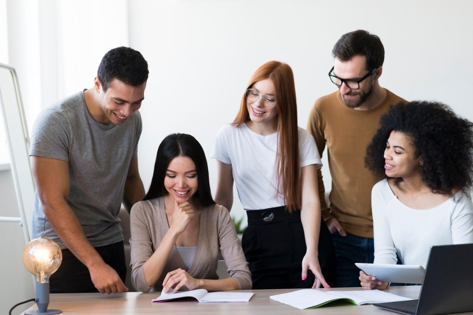 Personne travaillant sur ses finances personnelles